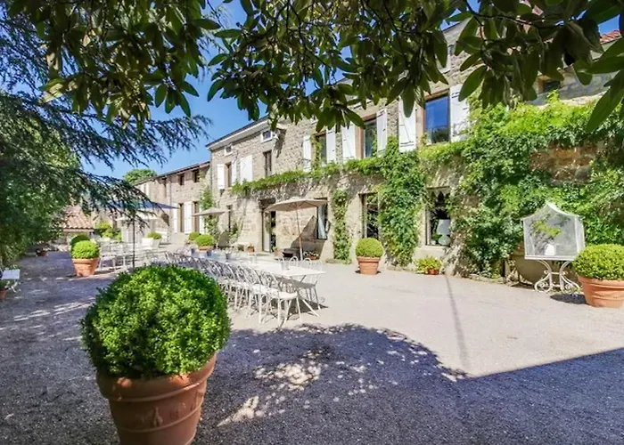 Manoir Majestueux à Avec Piscine Privée Satillieu