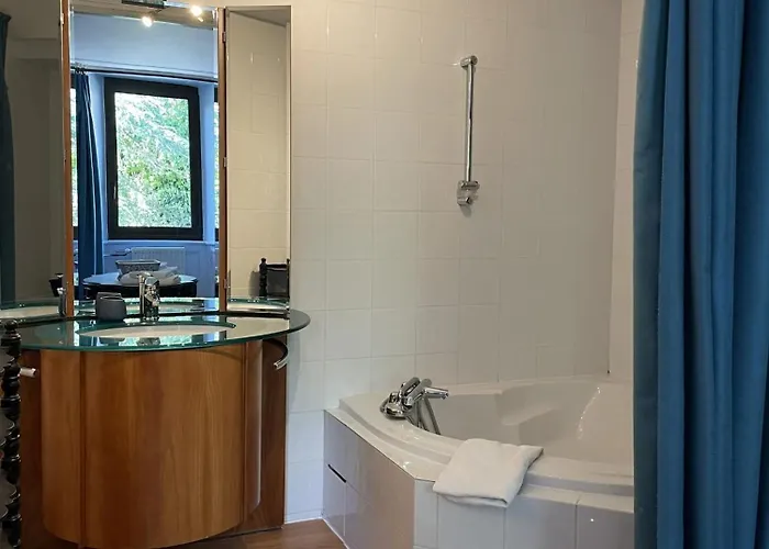 Manoir Majestueux à Avec Piscine Privée